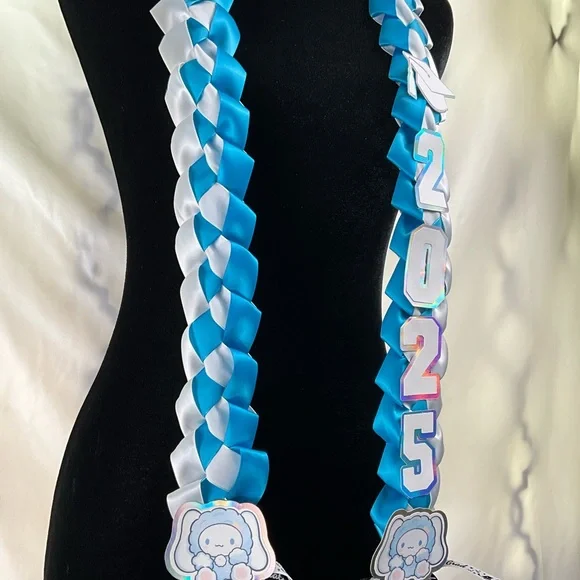2025 Cinnamon Roll Graduation Lei White and Blue 7/8 Satin Ribbon - Picture 3 of 4